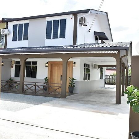 Rain Tree Homestay Bintulu Buitenkant foto